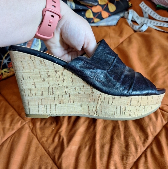 NINE WEST SIZE 8M BLACK LEATHER AND WEDGE SANDLES - Picture 2 of 8